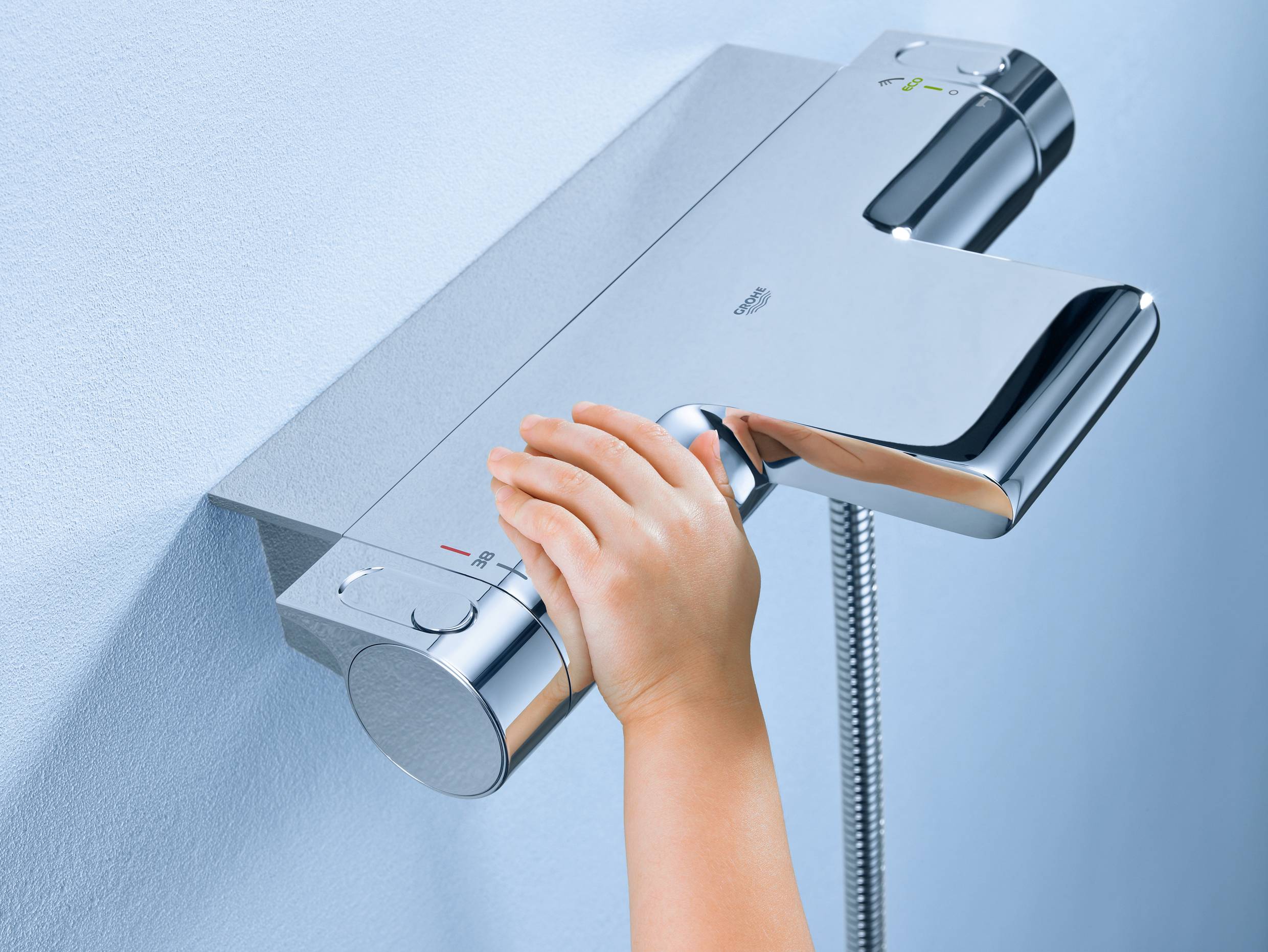 Термостатический смеситель для ванны GROHE Grohtherm 2000 NEW с полочкой, хром (34464001) Термостатический смеситель для ванны GROHE Grohtherm 2000 NEW с полочкой, хром (34464001)