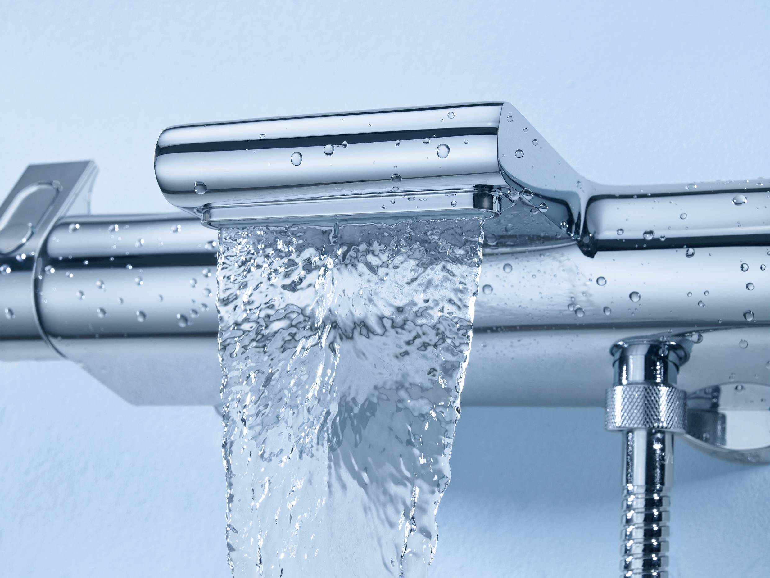 Термостатический смеситель для ванны GROHE Grohtherm 2000 NEW с полочкой, хром (34464001) Термостатический смеситель для ванны GROHE Grohtherm 2000 NEW с полочкой, хром (34464001)