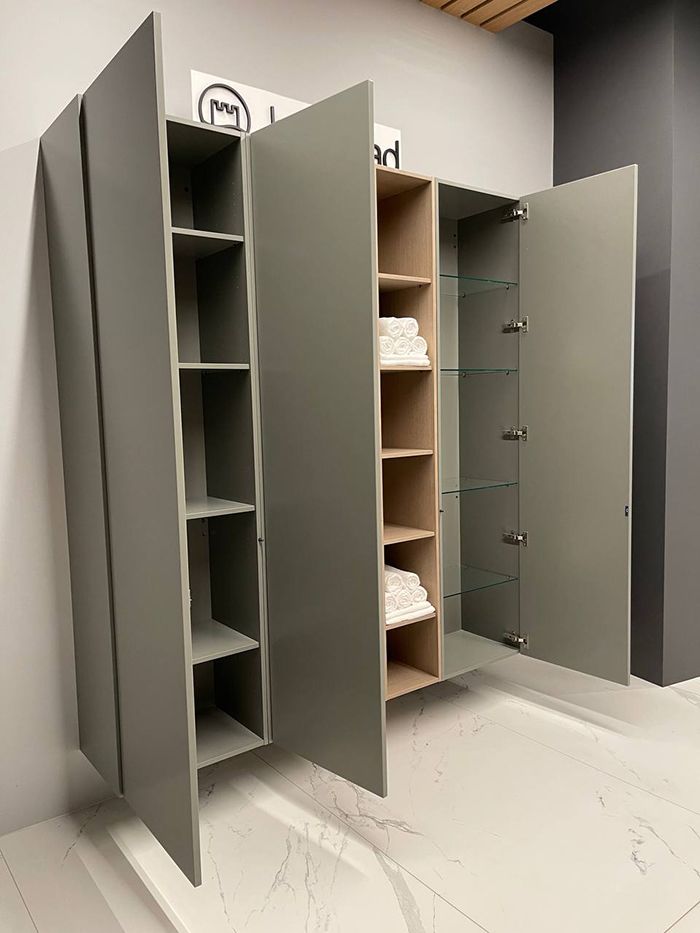 Burgbad Пенал подвесн 500хh1960х378 мм, SX, петли слева, с дверцой push-open, 4мя стеклянн полками,(отделка со всех сторон) цвет: Grey mattцена)