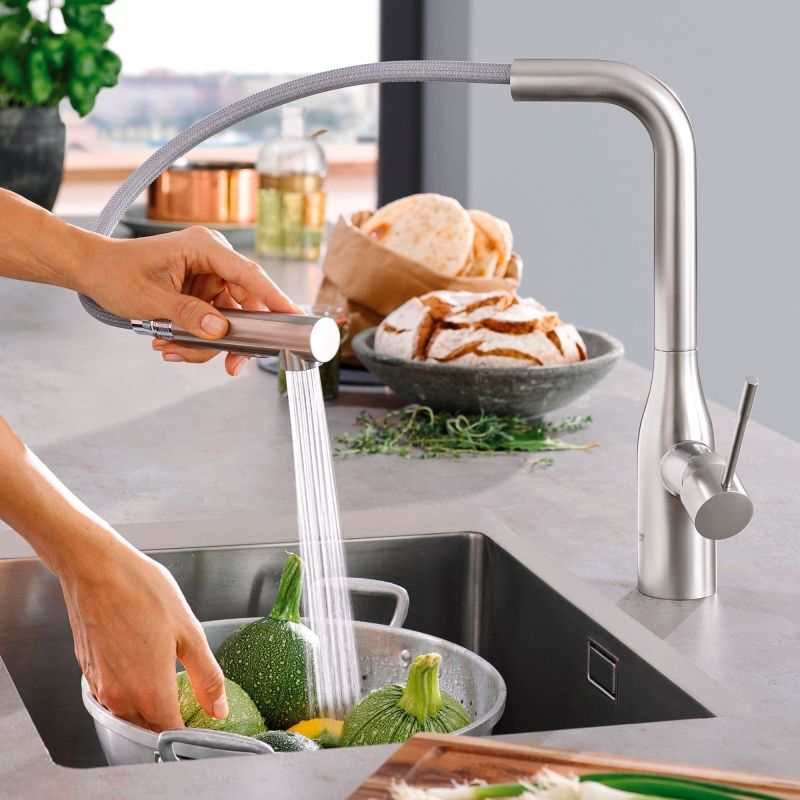 Смеситель для кухни GROHE Essence+ с высоким изливом и выдвижной лейкой, суперсталь (30270DC0)