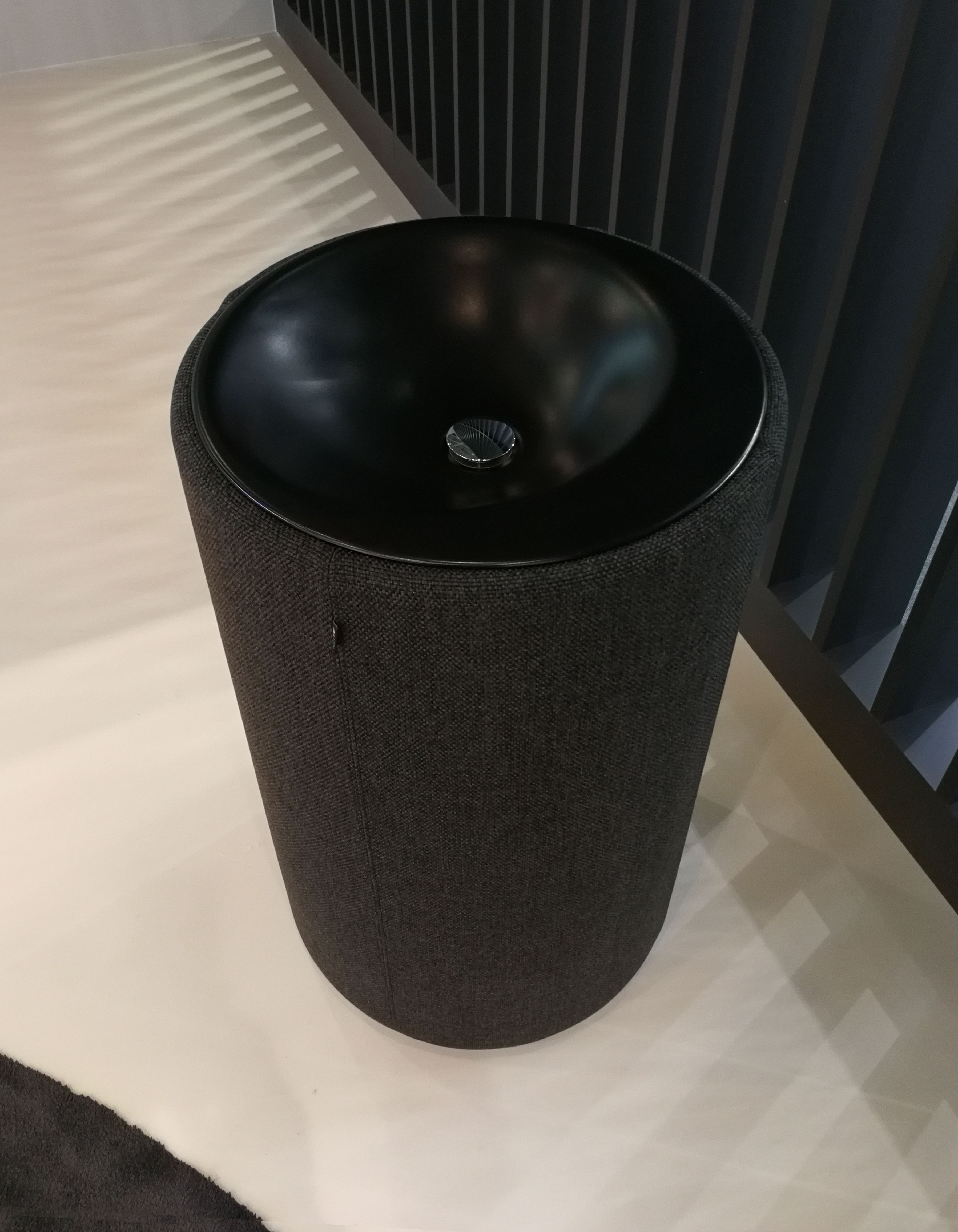 Bette Lux Oval Couture Подиум для раковины А220 с текстильной обивкой , высота 890см,  цвет угольно-черный 853