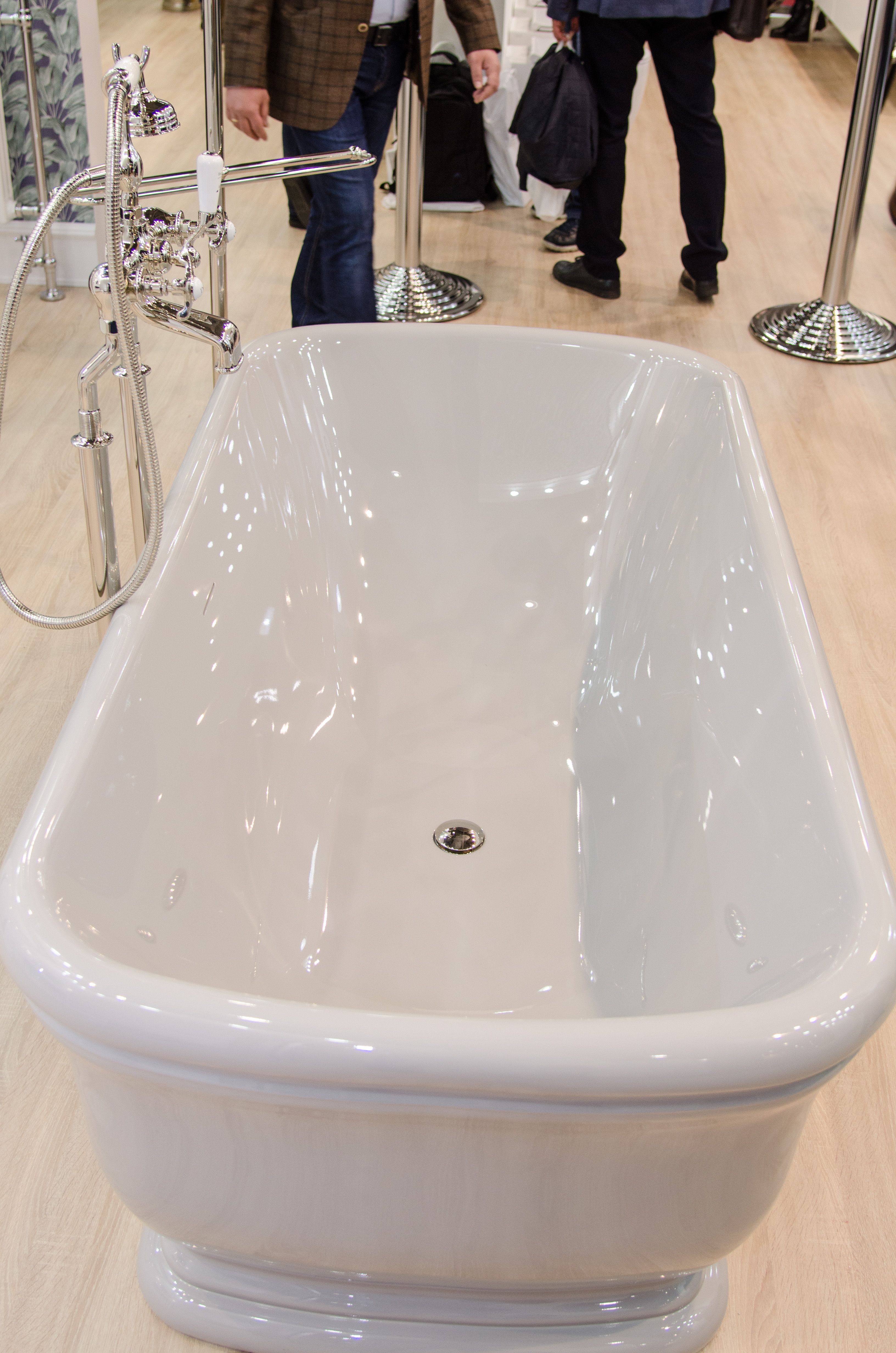 Devon Mayfair Смеситель на борт ванны на 2 отв., с ручной лейкой и шлангом , с кран-буксами резина, цвет: никель блестящий, артикул ADDM34NK С экспозиции