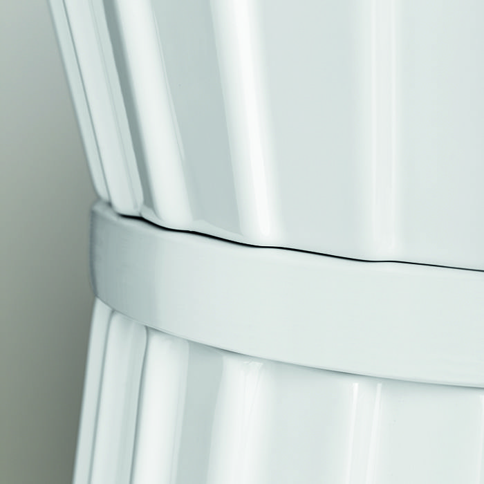 OASIS PLISSE Раковина напольная Ø440х950 мм, без отверстий для смесителя, без перелива, в комплекте с донным клапаном, цвет белый (упаковка-3-х короб)