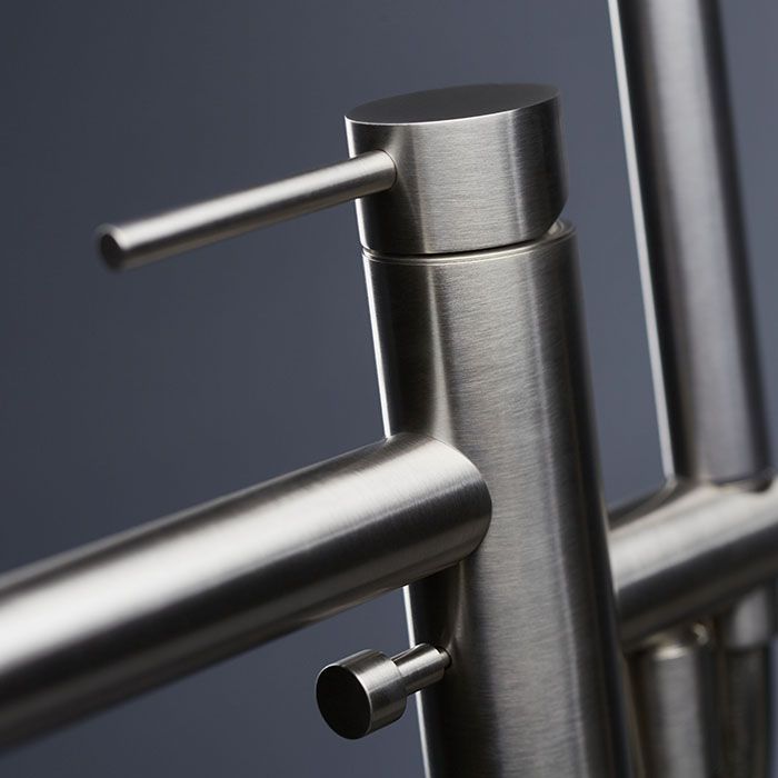 Newform X-STEEL 316 Смеситель для ванны напольный, излив 243 мм, в комплекте руч. душ, шланг, без встраиваемой части, (для 27819) цвет: INOX Newform X-STEEL 316 Смеситель для ванны напольный, излив 243 мм, в комплекте руч. душ, шланг, без встраиваемой части, (для 27819) цвет: INOX