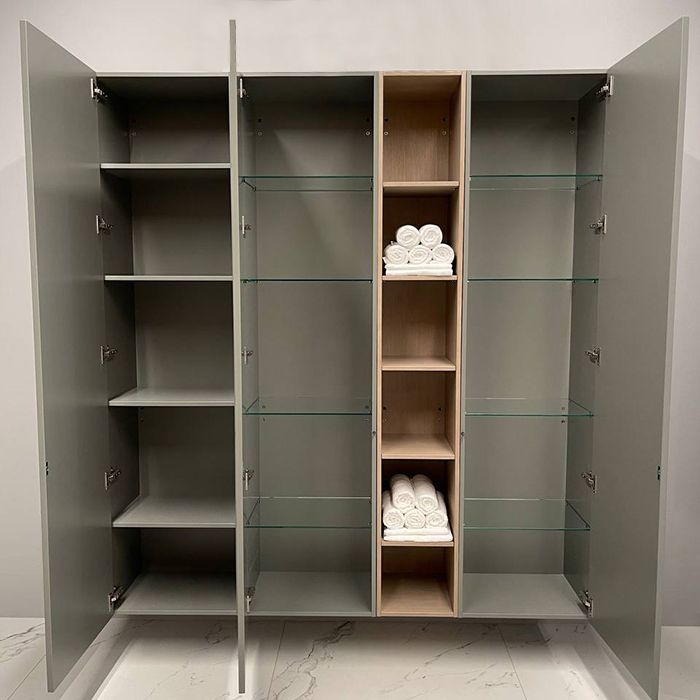 Burgbad Пенал подвесн 500хh1960х378 мм, SX, петли слева, с дверцой push-open, 4мя стеклянн полками,(отделка со всех сторон) цвет: Grey mattцена)