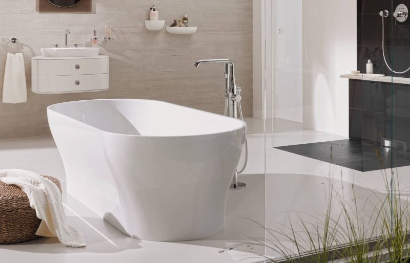 Смеситель для ванны GROHE Essence+ с душевым гарнитуром, верхняя монтажная часть, напольный монтаж, хром (23491001) Смеситель для ванны GROHE Essence+ с душевым гарнитуром, верхняя монтажная часть, напольный монтаж, хром (23491001)