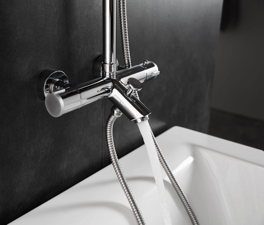 AQG WIND BLU SQ, душевая колонна регул. по высоте 95-150 см: с изливом, термостатом и квадратным верхним душем 25х25 см, цвет хром, артикул 20WBC25OLB02