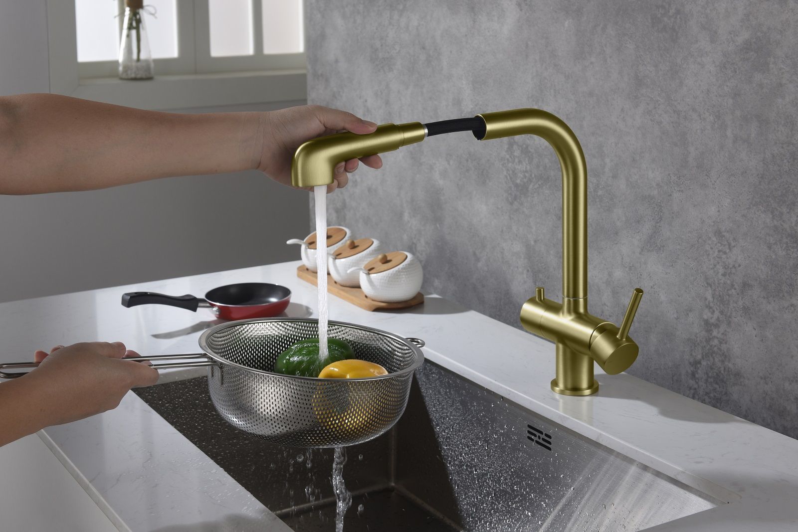 Смеситель для кухни с подключением фильтра и выдвижной лейкой Timo Saona 2346/17FL золото матовое, артикул 2346/17FL
