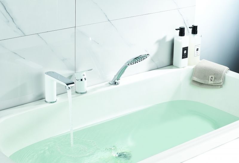 Смеситель на борт ванны Rossinka W40-39 Хром Белый, артикул W40-39