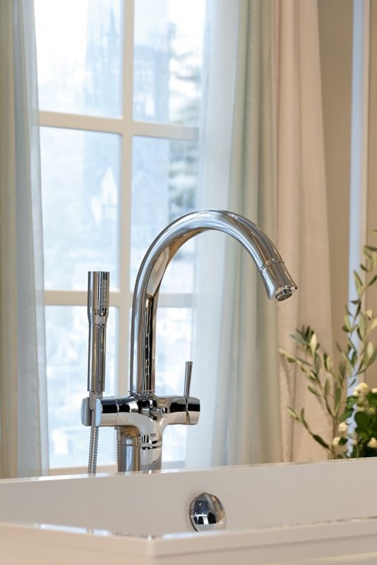 Смеситель для ванны GROHE Grandera с душевым гарнитуром, верхняя монтажная часть, напольный монтаж, хром (23318000) Смеситель для ванны GROHE Grandera с душевым гарнитуром, верхняя монтажная часть, напольный монтаж, хром (23318000)