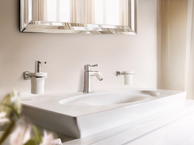 Дозатор жидкого мыла GROHE Grandera керамический, с держателем, хром (40627000) Дозатор жидкого мыла GROHE Grandera керамический, с держателем, хром (40627000)