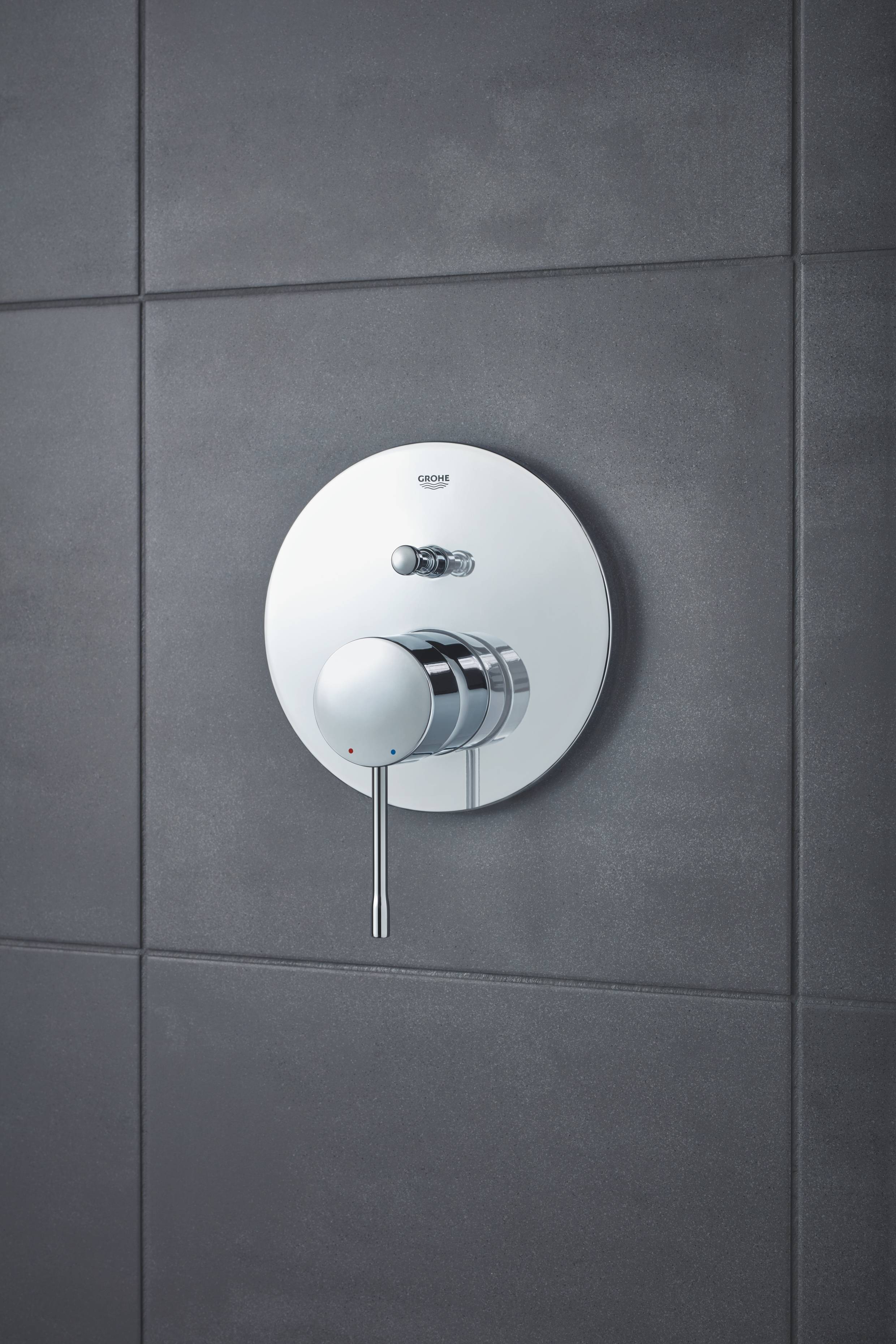 Смеситель однорычажный для ванны GROHE Essence, круглая розетка, хром (24058001) Смеситель однорычажный для ванны GROHE Essence, круглая розетка, хром (24058001)