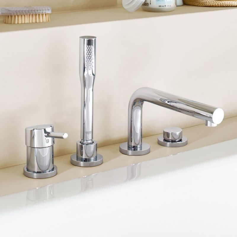 Смеситель для ванны GROHE Lineare New на 4 отверстия с душевым гарнитуром, хром (19577001) Смеситель для ванны GROHE Lineare New на 4 отверстия с душевым гарнитуром, хром (19577001)