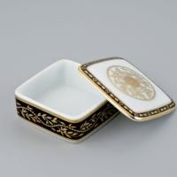 THG MARQUISE NOIR DECOR OR Коробка для таблеток керамическая, квадратная 55х55 мм., настольная, декор черный/золото, цвет белый THG MARQUISE NOIR DECOR OR Коробка для таблеток керамическая, квадратная 55х55 мм., настольная, декор черный/золото, цвет белый