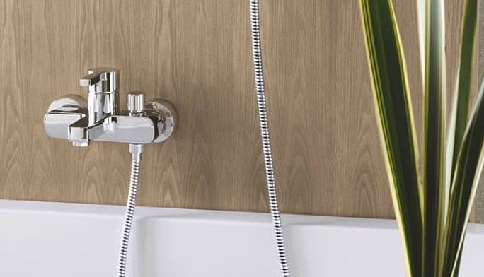 Смеситель для ванны GROHE Lineare New с душевым гарнитуром, хром (33850001) Смеситель для ванны GROHE Lineare New с душевым гарнитуром, хром (33850001)