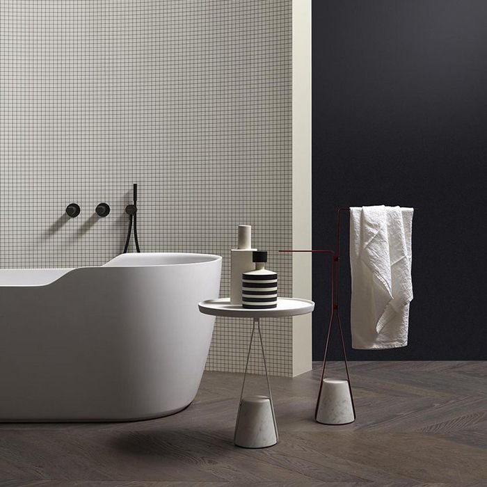 ANTONIO LUPI HALO Столик напольный Ø400х480 мм., база из мрамора Carrara satinato, столешница белая из Flumood, структура Veneziano goffrato