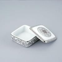 THG MARQUISE BLANC DECOR PLATINE Коробка для таблеток керамическая, квадратная 55х55 мм., настольная, декор платина, цвет белый