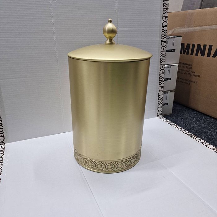 3SC BALLY Ведро Ø220х300 мм., с крышкой, ручка Zar, цвет Matt Satin Brass 3SC BALLY Ведро Ø220х300 мм., с крышкой, ручка Zar, цвет Matt Satin Brass