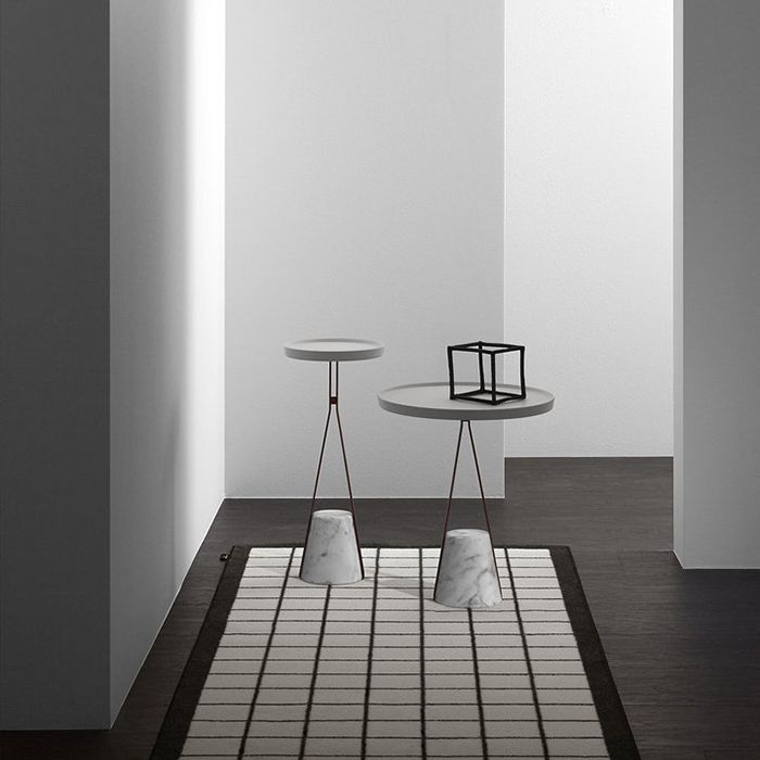 ANTONIO LUPI HALO Столик напольный Ø400х480 мм., база из мрамора Carrara satinato, столешница белая из Flumood, структура Veneziano goffrato