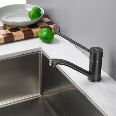 Смеситель для кухни с хирургической ручкой BELZ B19019-3, оружейная сталь, артикул B19019-3