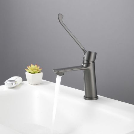 Смеситель для раковины с хирургической ручкой BELZ B10019-3, оружейная сталь