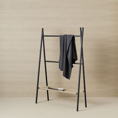 Burgbad Mya Полотенцедержатель напольный  1000х380х1500 мм., 1 поручень, 1панель кожанная медово-коричневая. Цвет дуб черный