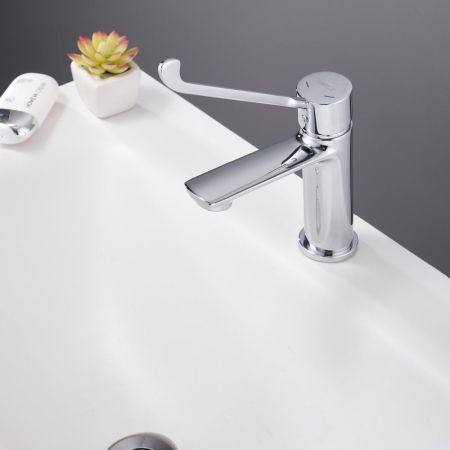 Смеситель для раковины с хирургической ручкой BELZ B10019, хром