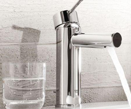 Смеситель для раковины GROHE Essence+ с донным клапаном и низким изливом, хром (32898001), артикул 32898001