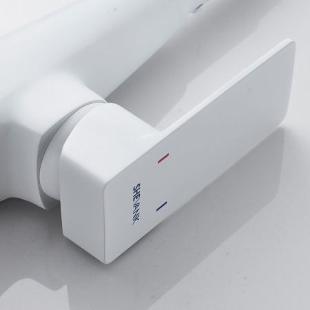 Смеситель для кухни с гибким изливом Shevanik S543C-1, белый