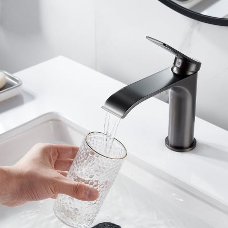 Смеситель для раковины Shevanik S4101T, оружейная сталь