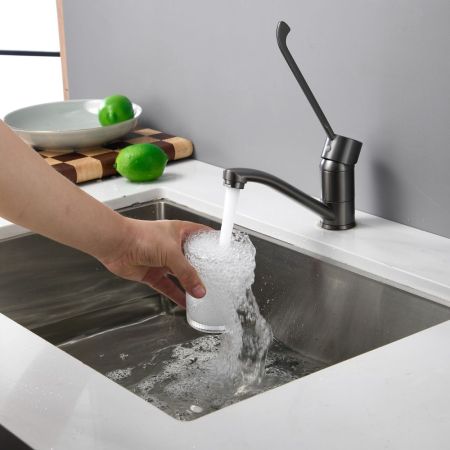 Смеситель для кухни с хирургической ручкой BELZ B19019-3, оружейная сталь, артикул B19019-3