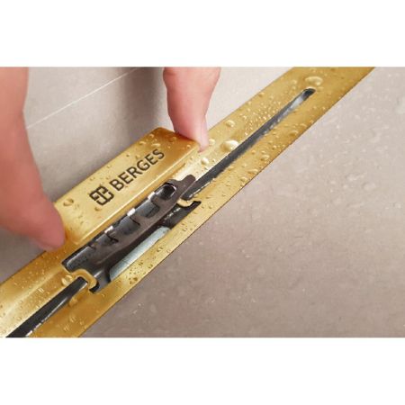 Желоб BERGES водосток SIMPEL 1000, золото глянец, S-сифон D50/105 H50 вертикальный, артикул 092013