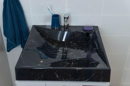 Раковина над стиральной машиной Турин 60х60 черный мрамор с кронштейнами