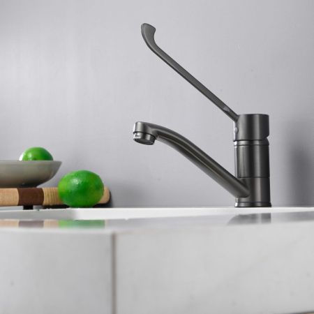 Смеситель для кухни с хирургической ручкой BELZ B19019-3, оружейная сталь, артикул B19019-3