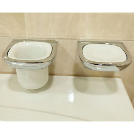 Мыльница подвесная KLUDI AMBIENTA 5398505 (фарфор, белый/хром, на стену, квадратная, глянцевый), шт Мыльница подвесная KLUDI AMBIENTA 5398505 (фарфор, белый/хром, на стену, квадратная, глянцевый), шт