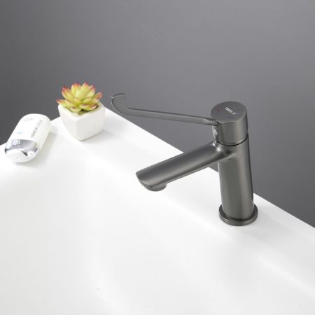 Смеситель для раковины с хирургической ручкой BELZ B10019-3, оружейная сталь