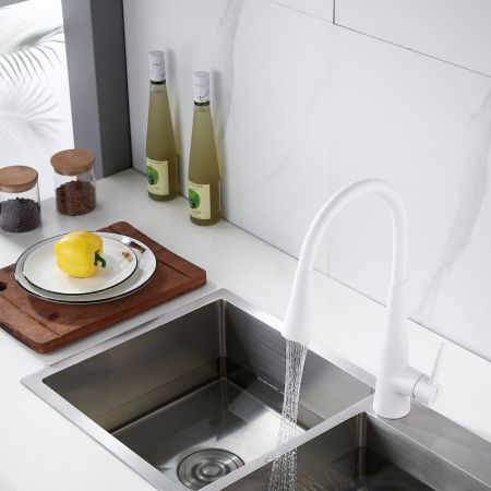 Смеситель для кухни с гибким изливом и режимом "душ" Rose R213C, белый