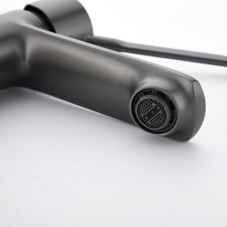 Смеситель для раковины с хирургической ручкой BELZ B10019-3, оружейная сталь