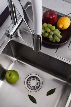 Мойка, OMOIKIRI, Mizu, с крылом, ширина, мм-780, глубина, мм-480, высота, мм-210, тип установки-встраиваемый, отверстия для смесителя-отсутствуют, с переливом, сифон и донный клапан в комплекте, материал-нержавеющая сталь, крепления в комплекте, цвет-нерж, артикул 4973729