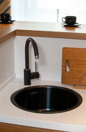 Смеситель для кухни, OMOIKIRI, Shinagawa, тип открывания воды-однорычажный, тип регулирования воды-керамический картридж, монтаж-на раковину/столешницу, отверстия для монтажа-1, высота, мм-327, вынос излива, мм-182, тип излива-поворотный, тип подводки-гиб