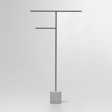 ANTONIO LUPI BIVIO Полотенцедержатель напольный, база из мрамора Carrara satinato, структура из латуни в отделке Satin steel finish, артикул BIVIO3.8/steel.carrara