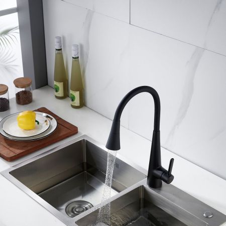 Смеситель для кухни с гибким изливом и режимом "душ" Rose R213H, черный