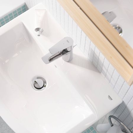 Смеситель для раковины GROHE BauEdge с нажимным донным клапаном, размер S, хром (23899001) Смеситель для раковины GROHE BauEdge с нажимным донным клапаном, размер S, хром (23899001)
