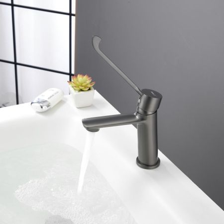 Смеситель для раковины с хирургической ручкой BELZ B10019-3, оружейная сталь