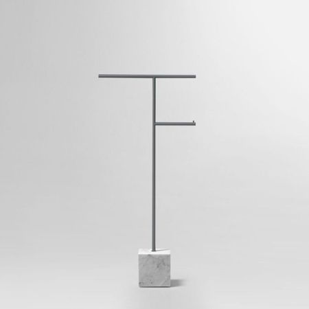 ANTONIO LUPI BIVIO Стойка напольная с полотенцедержателем и держателем туалетной бумаги, база из мрам Carrara satinato, структ Grigio pioggia goffrato, артикул BIVIO2.6/528.carrara