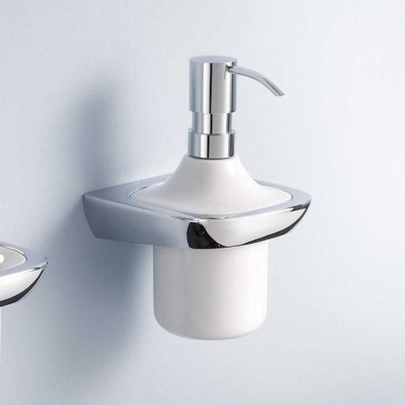 Дозатор подвесной KLUDI AMBIENTA 5397605 (фарфор, белый/хром, на стену, круглый, глянцевый), шт Дозатор подвесной KLUDI AMBIENTA 5397605 (фарфор, белый/хром, на стену, круглый, глянцевый), шт