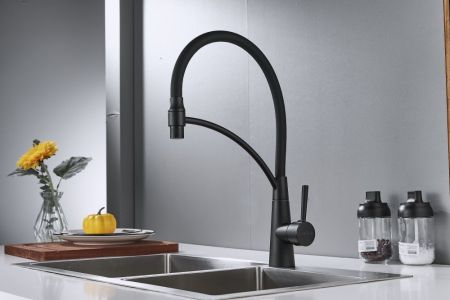 Смеситель для кухни с гибким изливом Shevanik S743H-3, черный