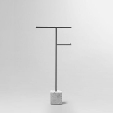 ANTONIO LUPI BIVIO Стойка напольная с полотенцедержателем и держателем туалетной бумаги, база из мрамора Carrara satinato, структ Nero goffrato, артикул BIVIO2.6/545.Carrara