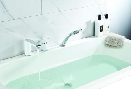 Смеситель на борт ванны Rossinka W40-39 Хром Белый, артикул W40-39