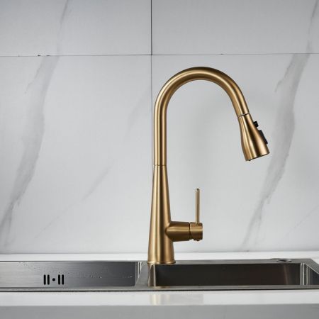 Смеситель для кухни с выдвижным изливом Shevanik S363G, золотой сатин